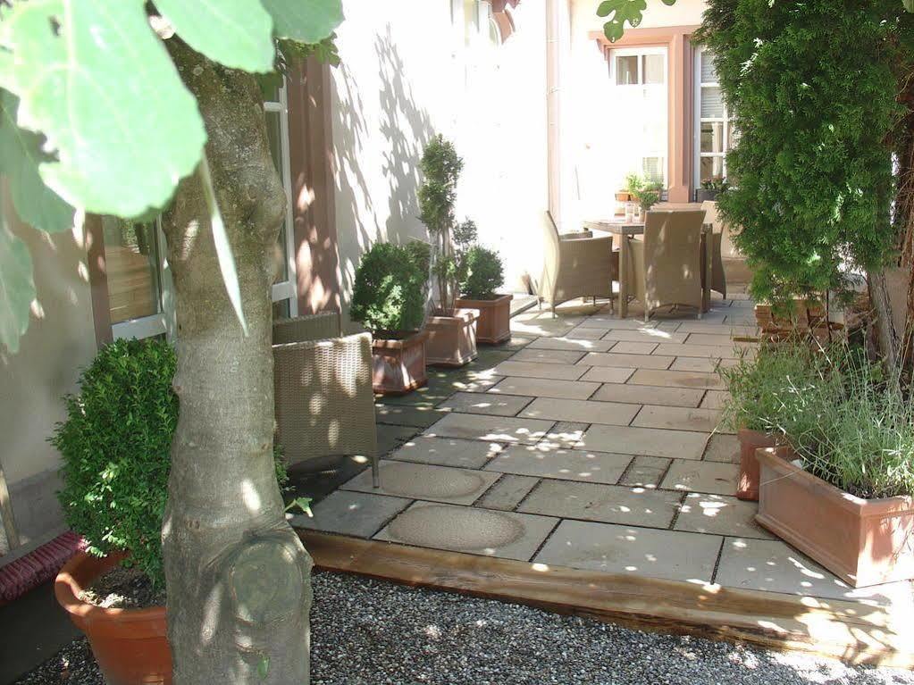 אירינגן Hotel Garni Kaiserstuhl מראה חיצוני תמונה