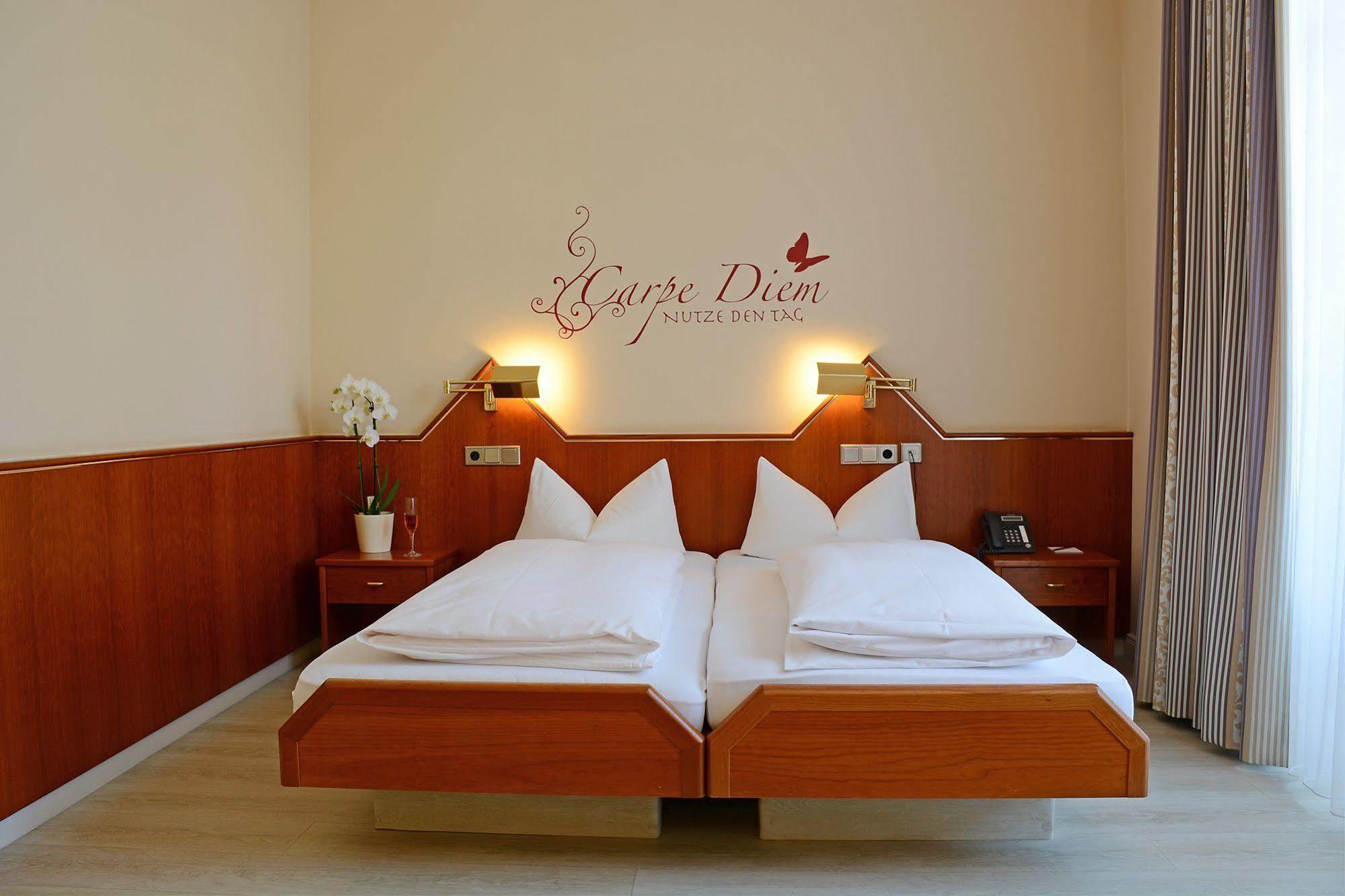 אירינגן Hotel Garni Kaiserstuhl מראה חיצוני תמונה