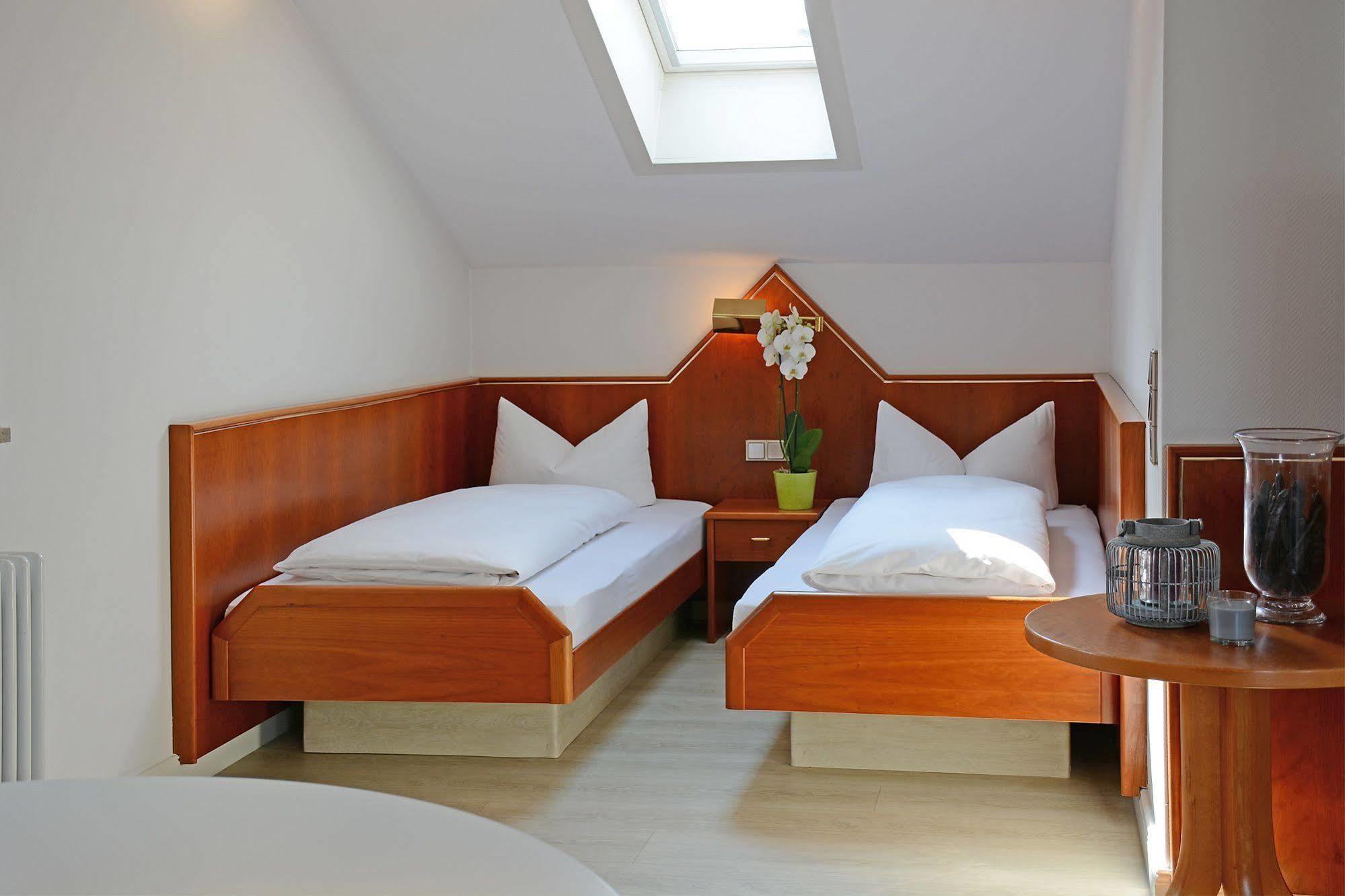 אירינגן Hotel Garni Kaiserstuhl מראה חיצוני תמונה
